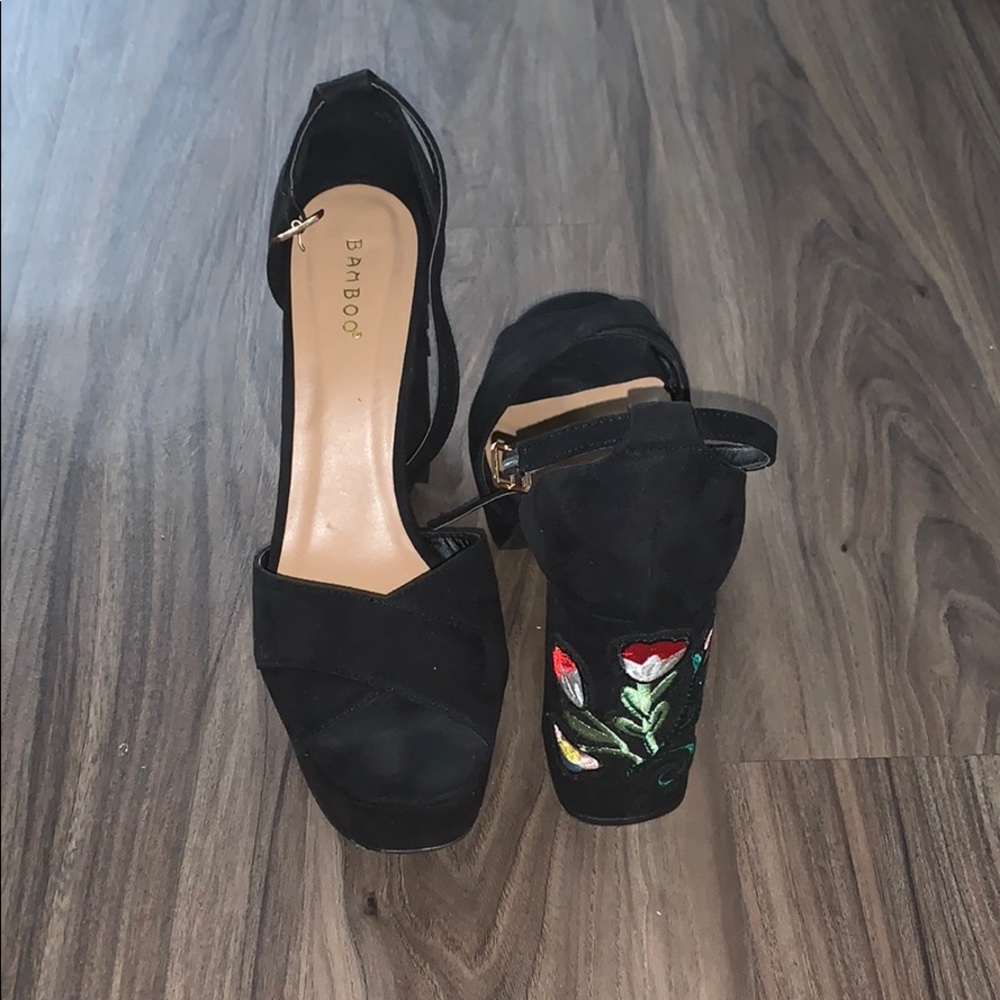 Black BAMBOO heels flower details on back heel